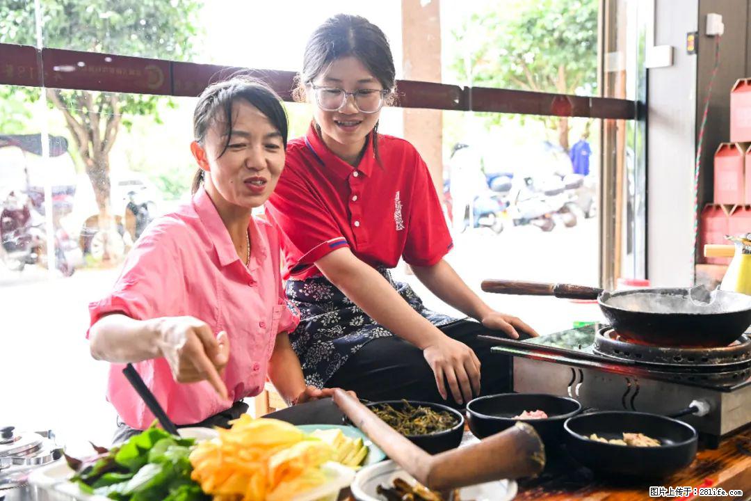 全网追的“扁担女孩”，找了一份暑假工，时薪12元 - 西双版纳生活资讯 - 西双版纳28生活网 bn.28life.net