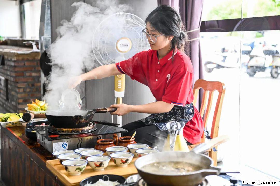 全网追的“扁担女孩”，找了一份暑假工，时薪12元 - 西双版纳生活资讯 - 西双版纳28生活网 bn.28life.net